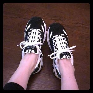 Skechers black&white shoe